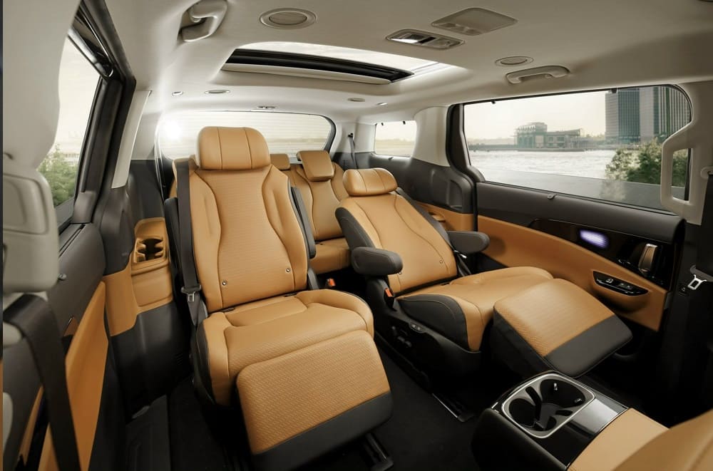 Nội thất xe Kia Carnival đi Hồ Tràm với hàng ghế thương gia và tính năng massage thư giãn.